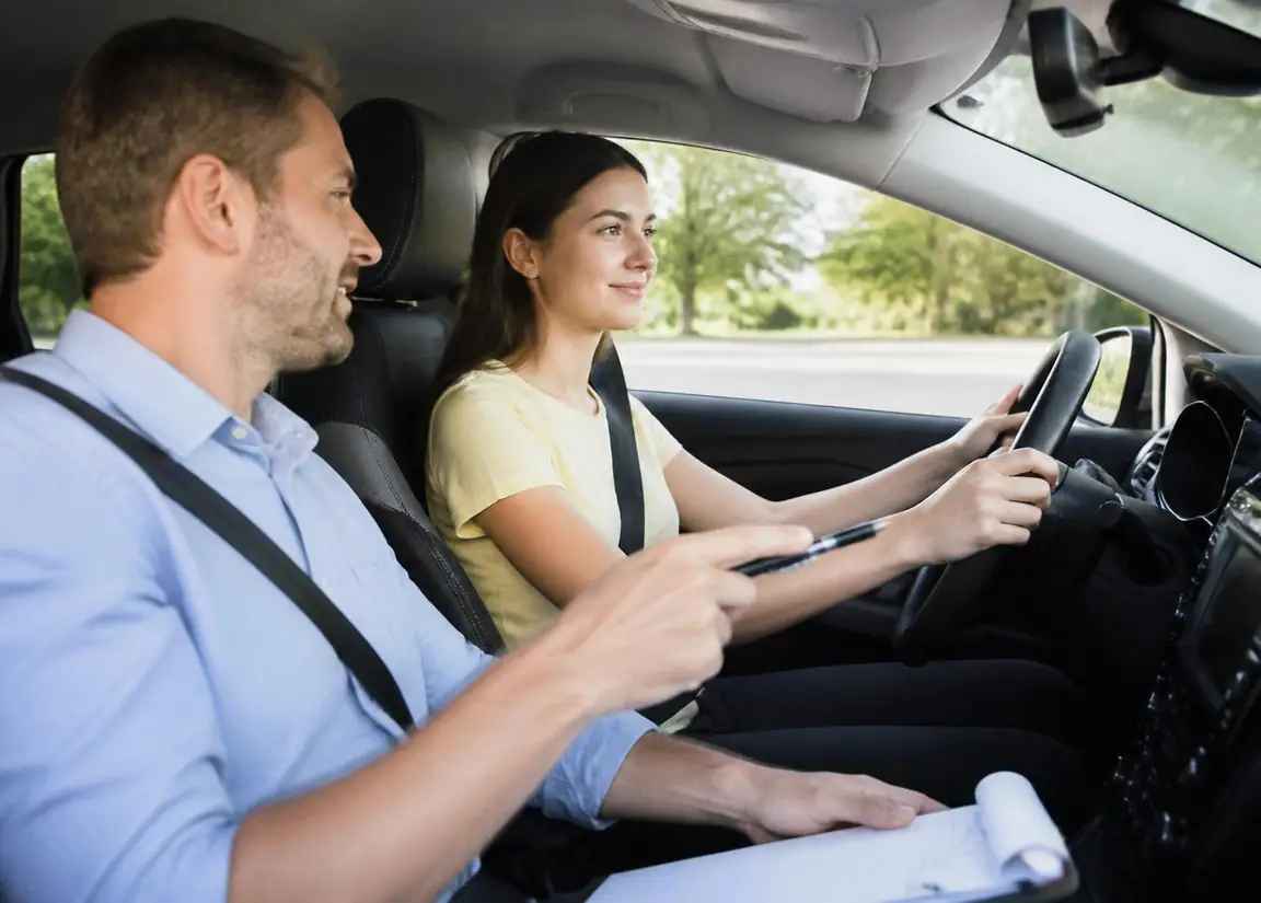 Instrutor da Autoescola Onyx orientando uma aluna durante a aula prática